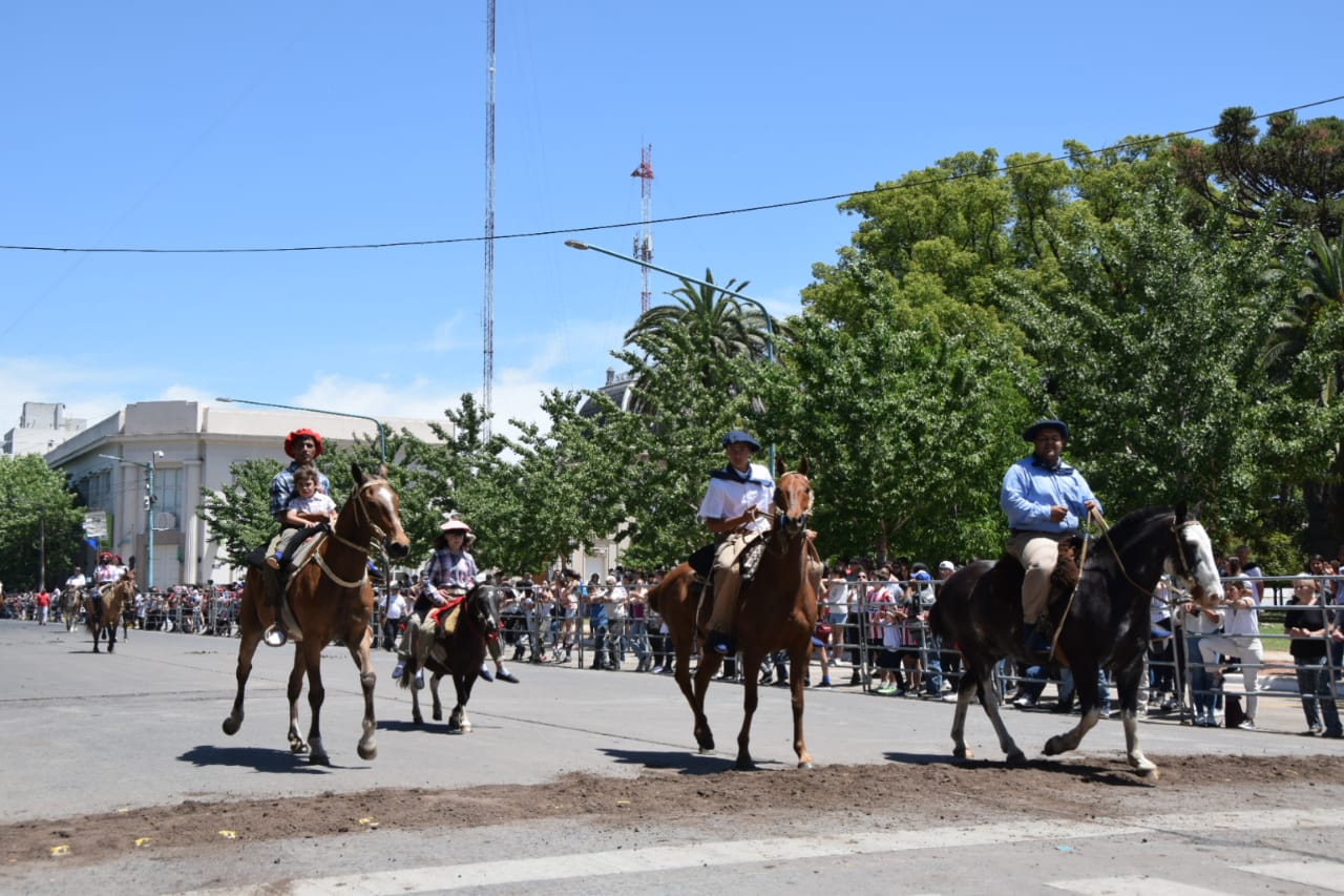 La ciudad de 9 de Julio celebró su aniversario con un colorido desfile ...
